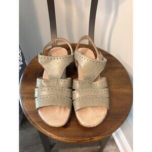 SOUL Naturalizer Beacon Women Studded Tan Beige Sandals Soft  Supportive Size 8
